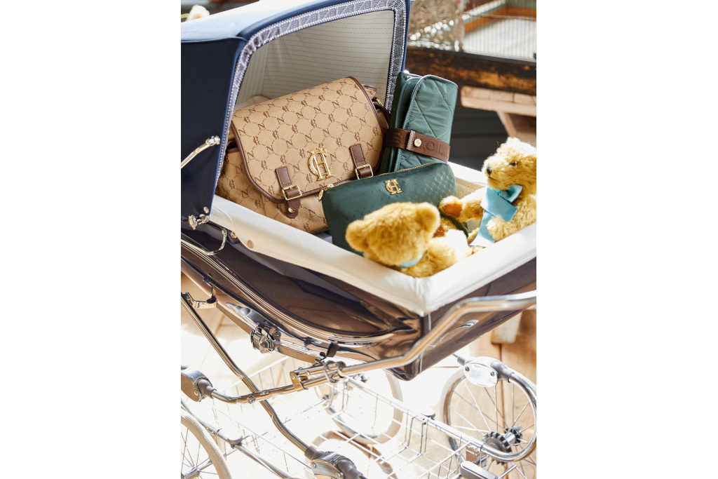 Vintage stroller with bag and teddy bears inside