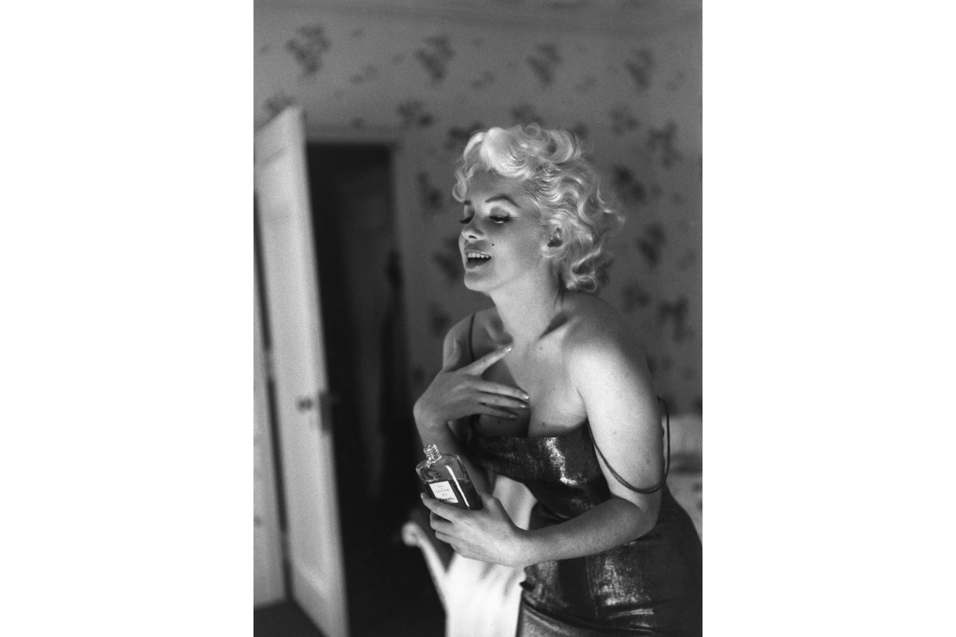 Marilyn Monroe applying Chanel No. 5