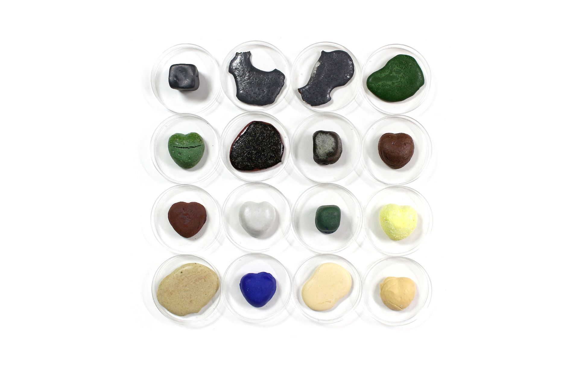 Petri dishes containinf fragments of coloured stones