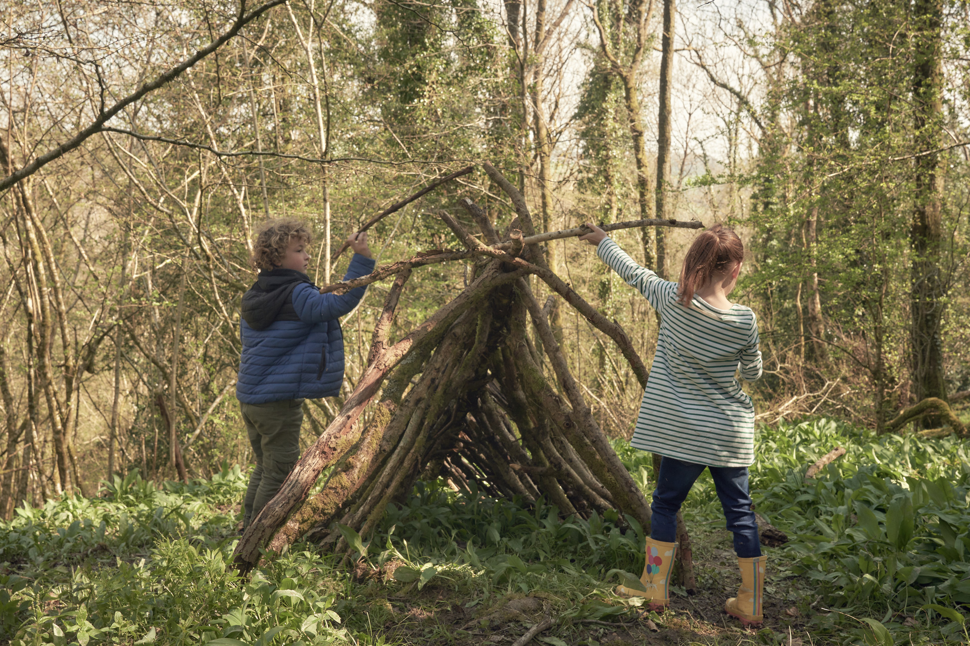 Children building a den