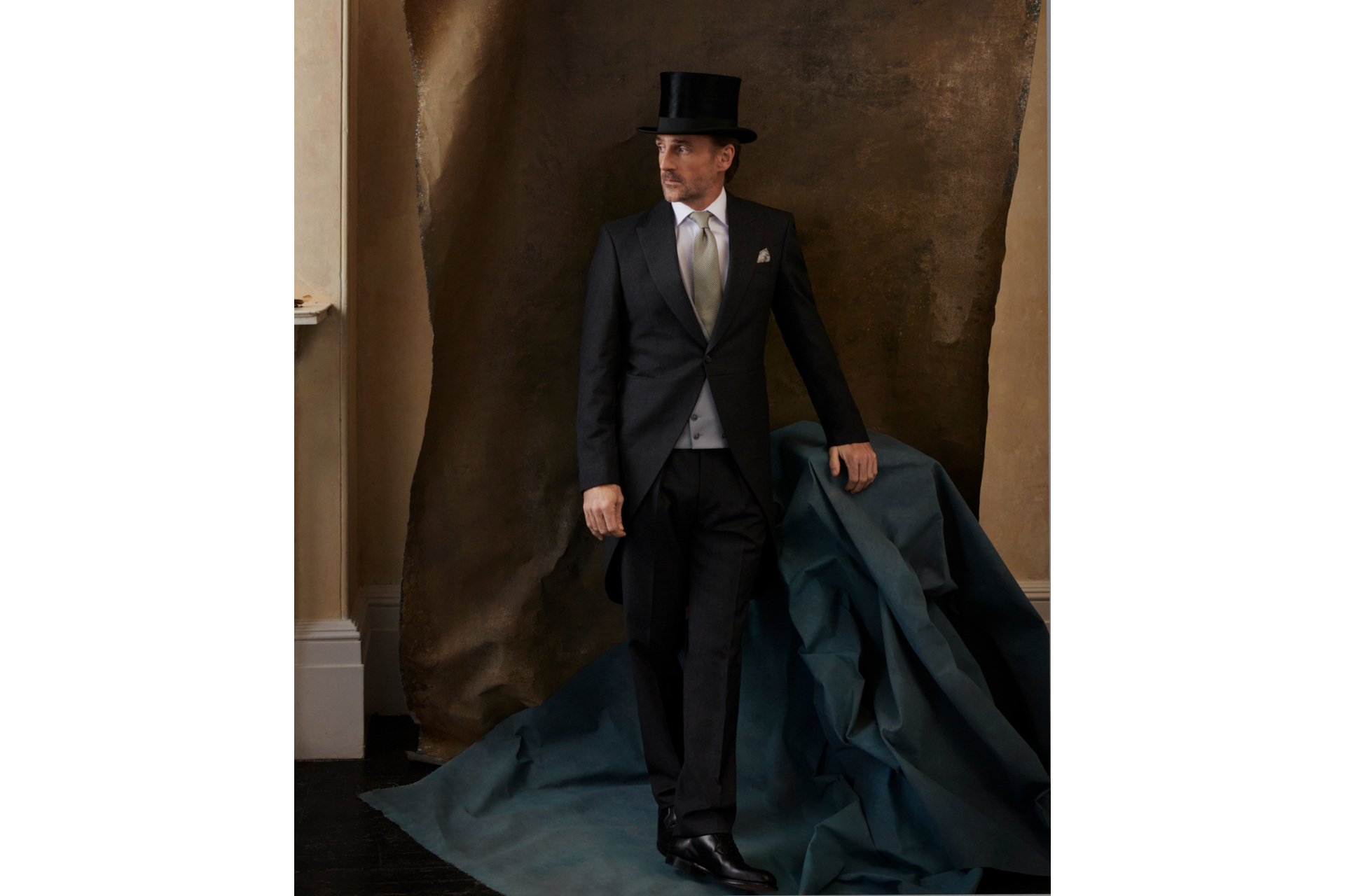 Man in black suit and top hat