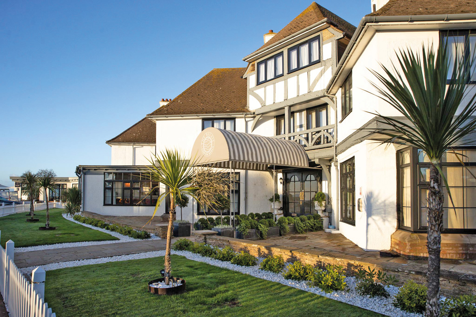 Relais Cooden Beach exterior