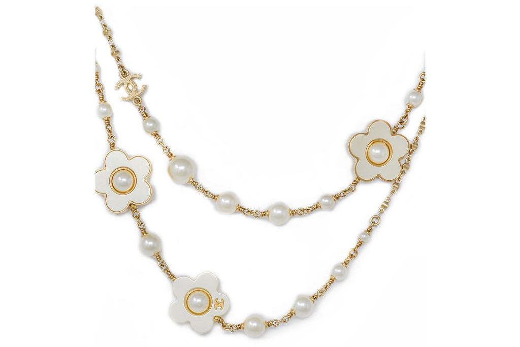 White flower necklace