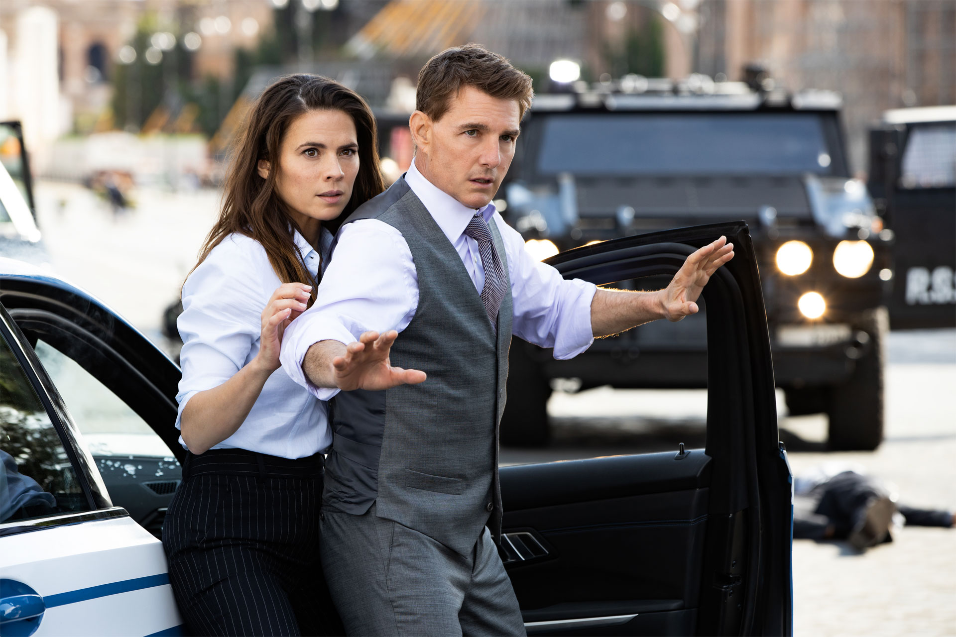 Hayley Atwell & Tom Cruise in Mission Impossible 7 - film still