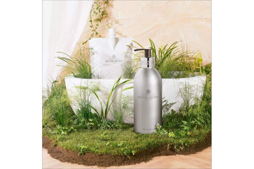 Refillable shower gel pouch and bottle set in grassy bowl