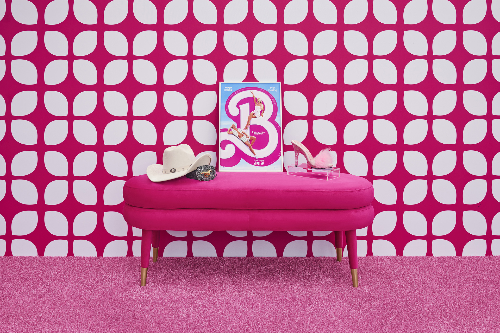 粉紅色沙發上的芭比海報