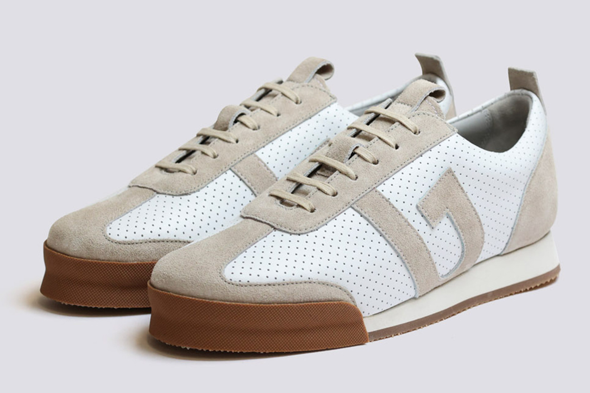 Beige/white trainers with a gum sole.