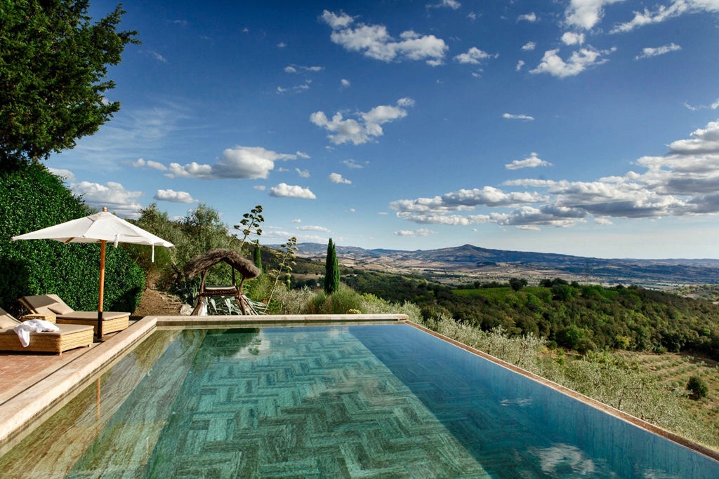 Infinity pool at Castello di Vicarello