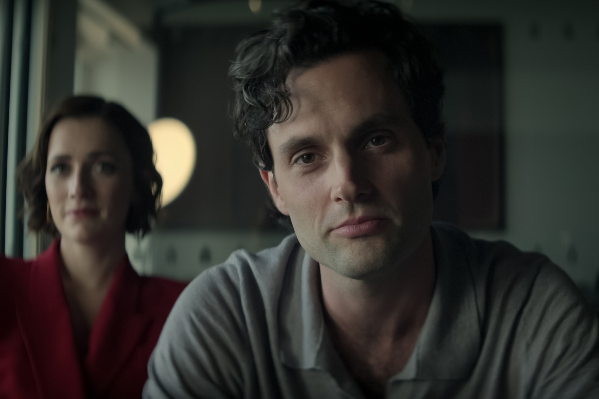 Charlotte Ritchie as Kate, Penn Badgley as Joe Goldberg in episode 410 of You.