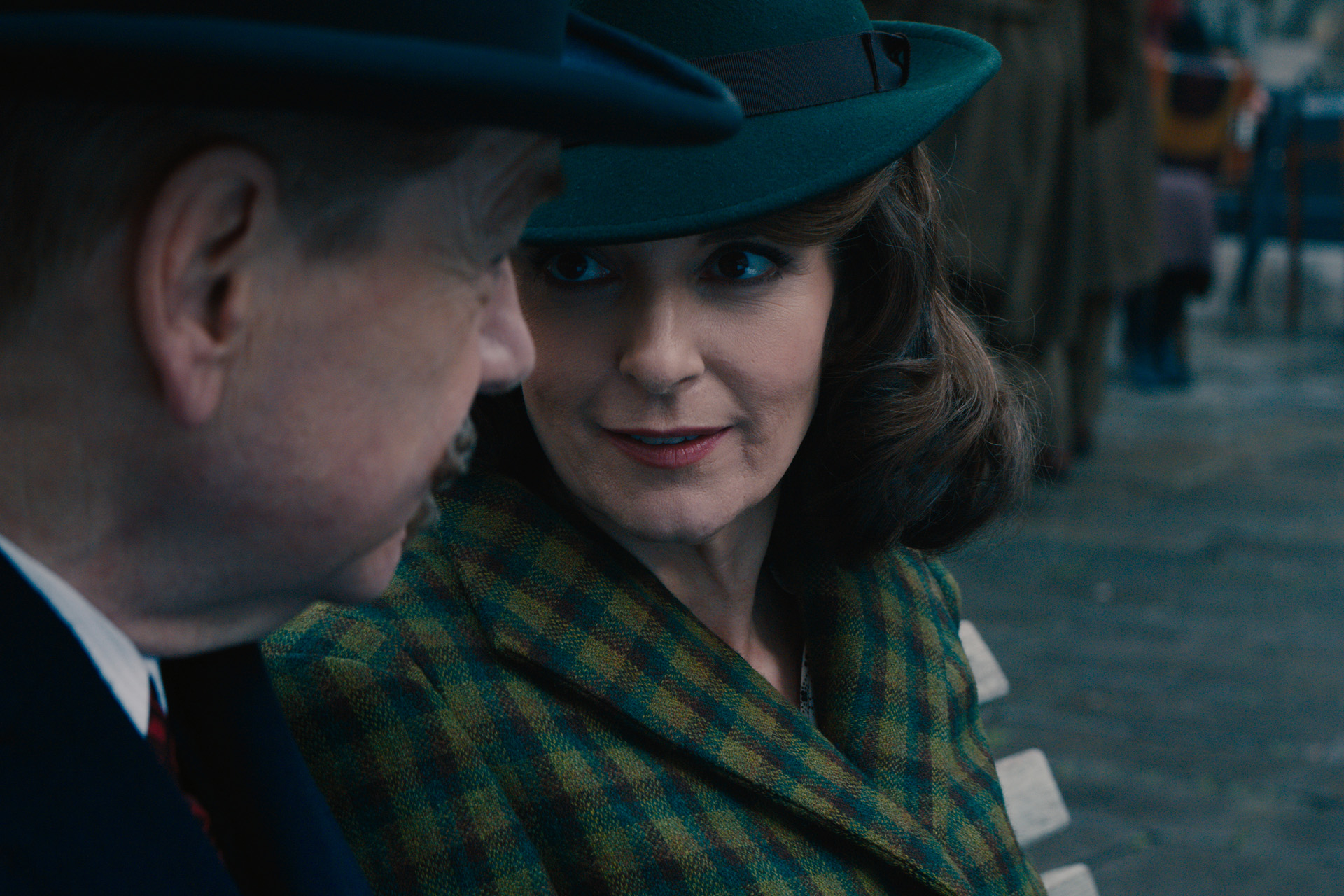 (L-R): Kenneth Branagh as Hercule Poirot and Tina Fey as Ariadne Oliver in 20th Century Studios' A HAUNTING IN VENICE