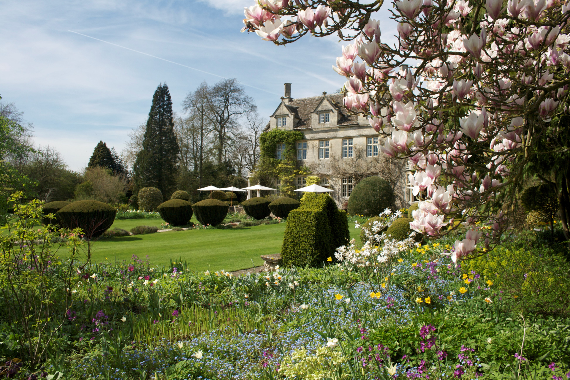 Countryside wedding venue with open garden space