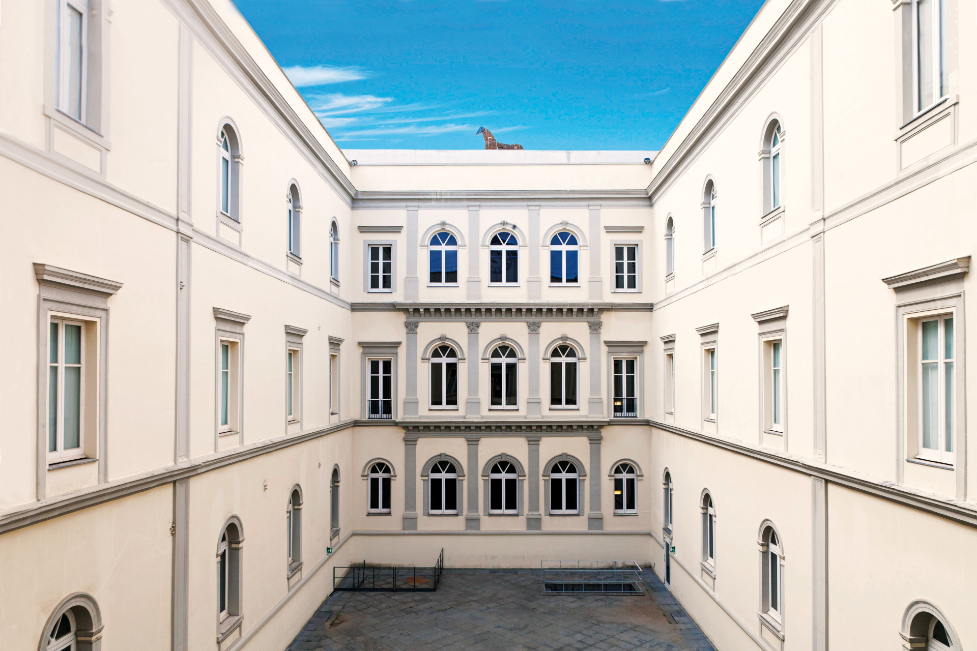 White courtyard of Museo d'Arte Contemporanea Donnaregina