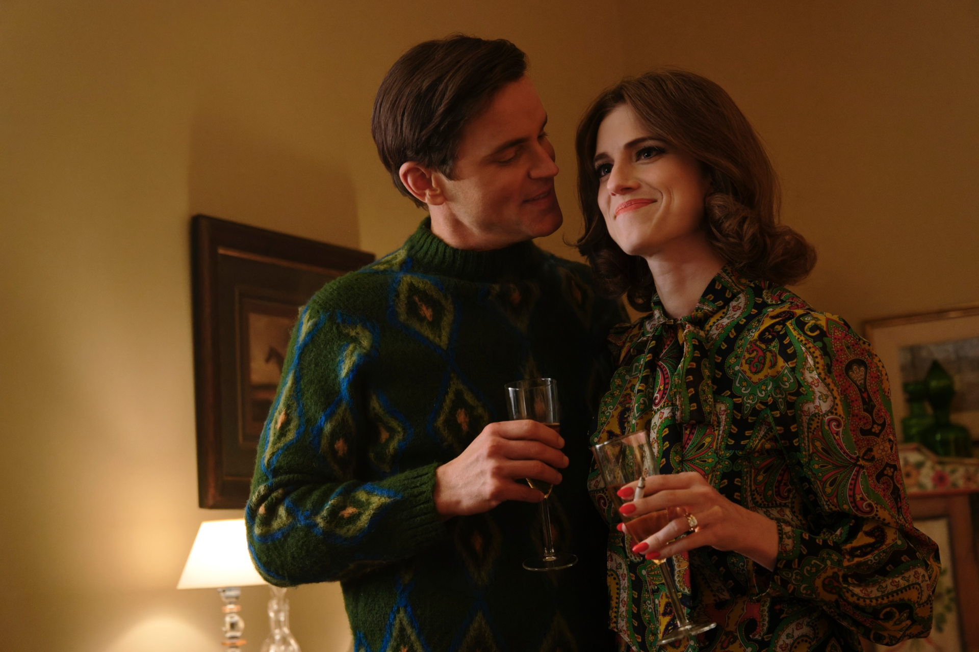 Matt Bomer as Hawkins Fuller and Allison Williams as Lucy Smith in FELLOW TRAVELERS