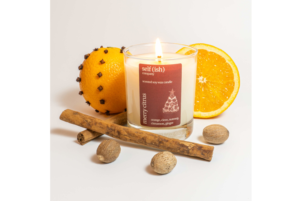 Candle surrounded by oranges and spices | Christmas scented candles