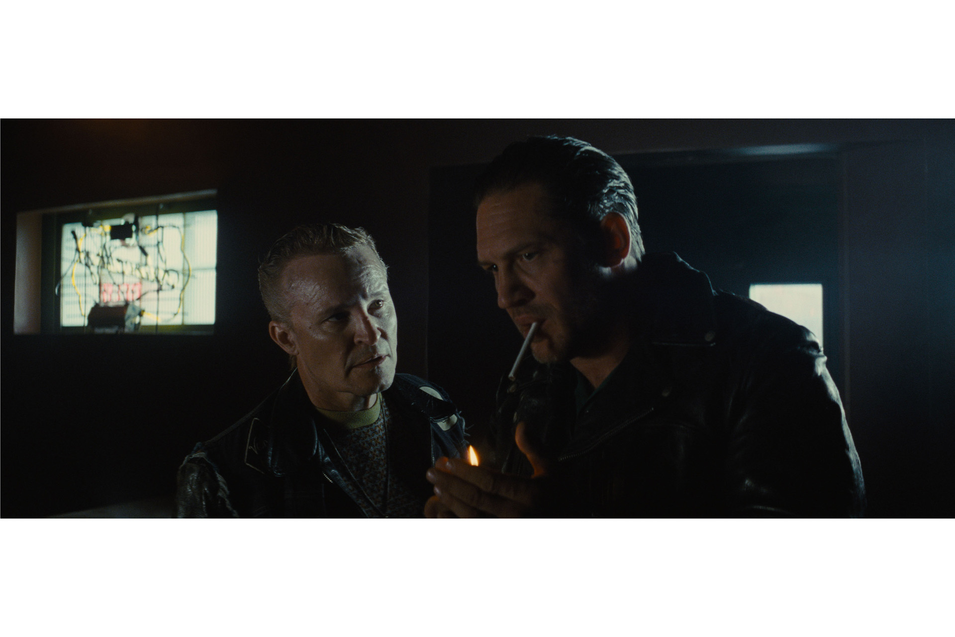 (L-R): Damon Herriman as Brucie and Tom Hardy as Danny in 20th Century Studios' THE BIKERIDERS