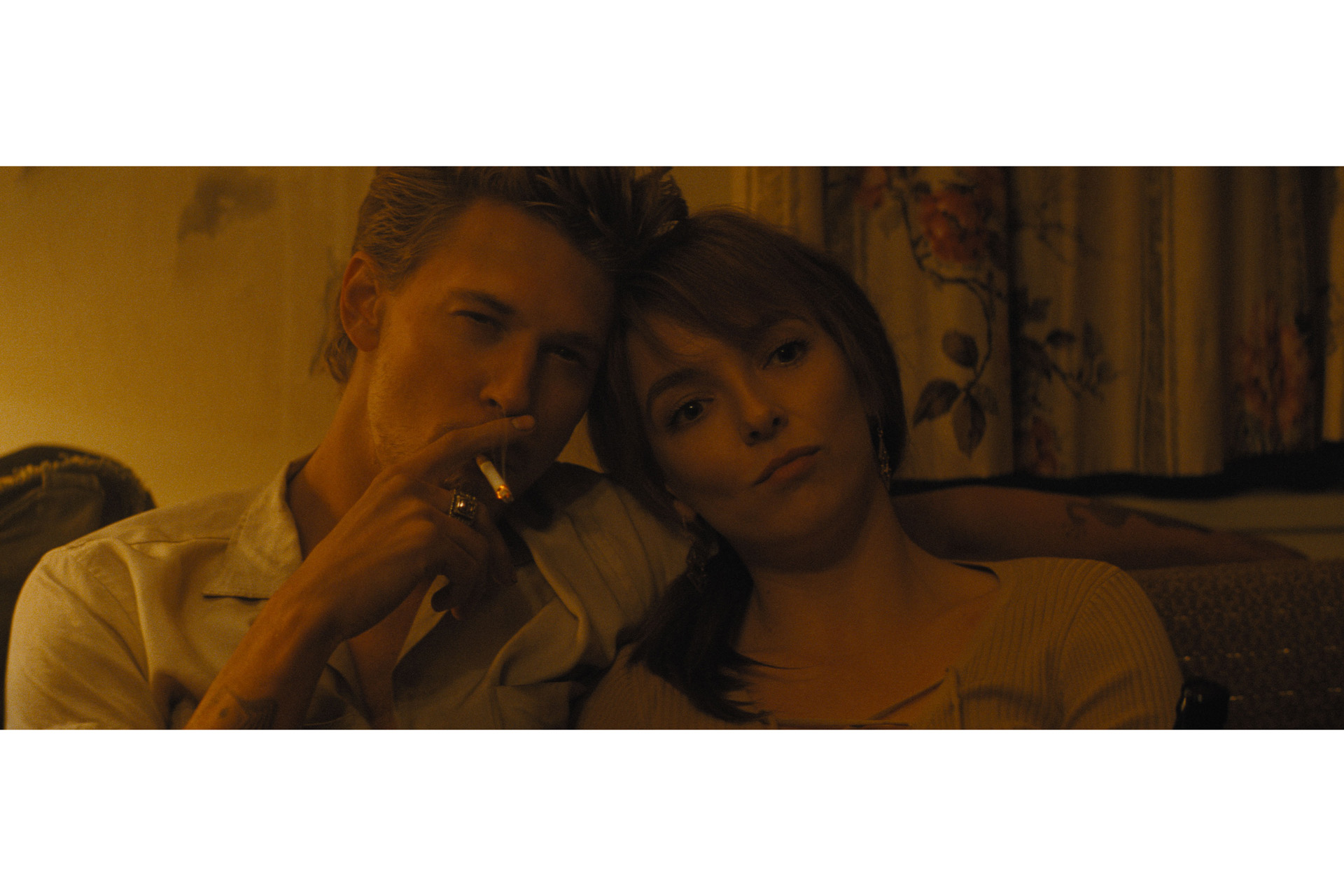 (L-R): Austin Butler as Benny and Jodie Comer as Kathy in 20th Century Studios' THE BIKERIDERS