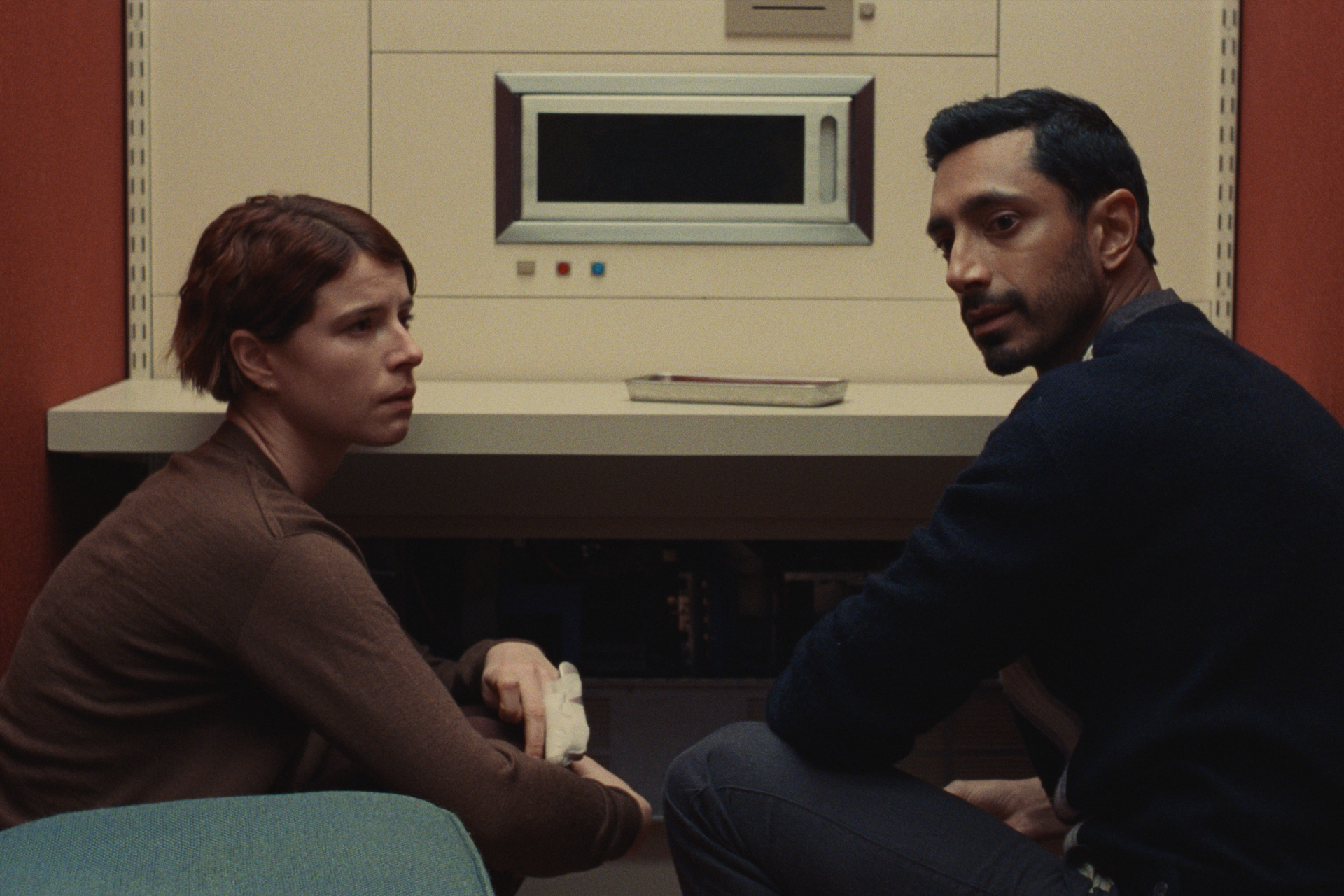 Fingernails: Jessie Buckley, Jeremy Allen White & Riz Ahmed Star In New Apple TV+ Film