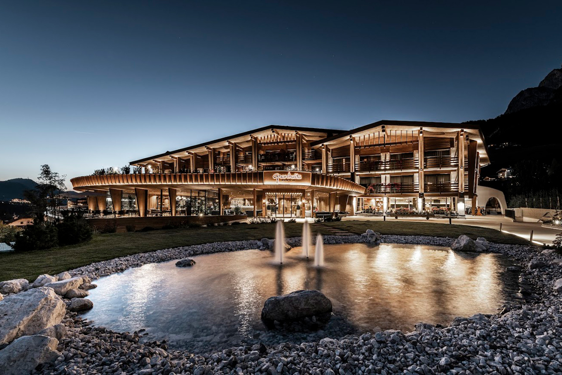 Exterior Granbaita, Dolomites at night