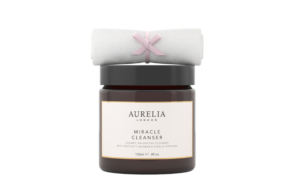 Dark tub with white towel - hot cloth cleanser