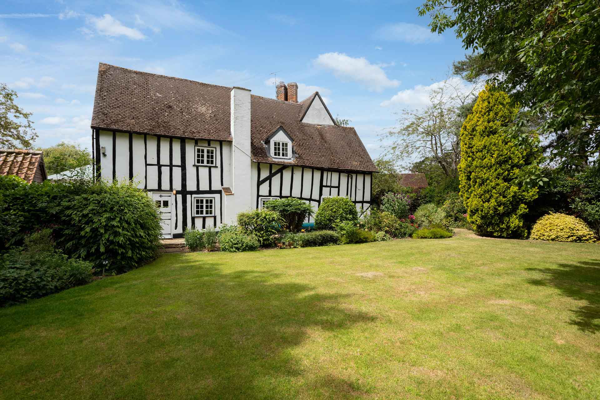 Tudor cottage with large garden