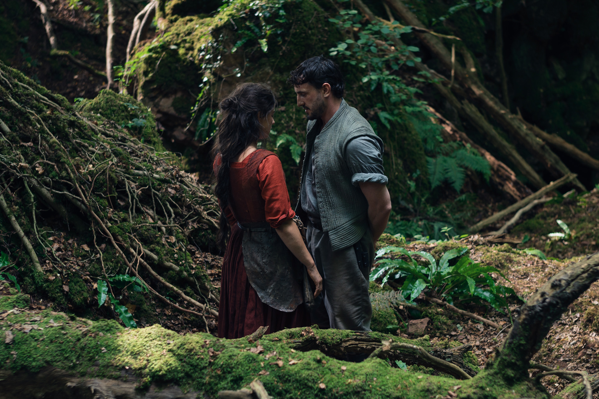 Jessie Buckley as Agnes and Paul Mescal as William Shakespeare in director Chloé Zhao’s HAMNET
