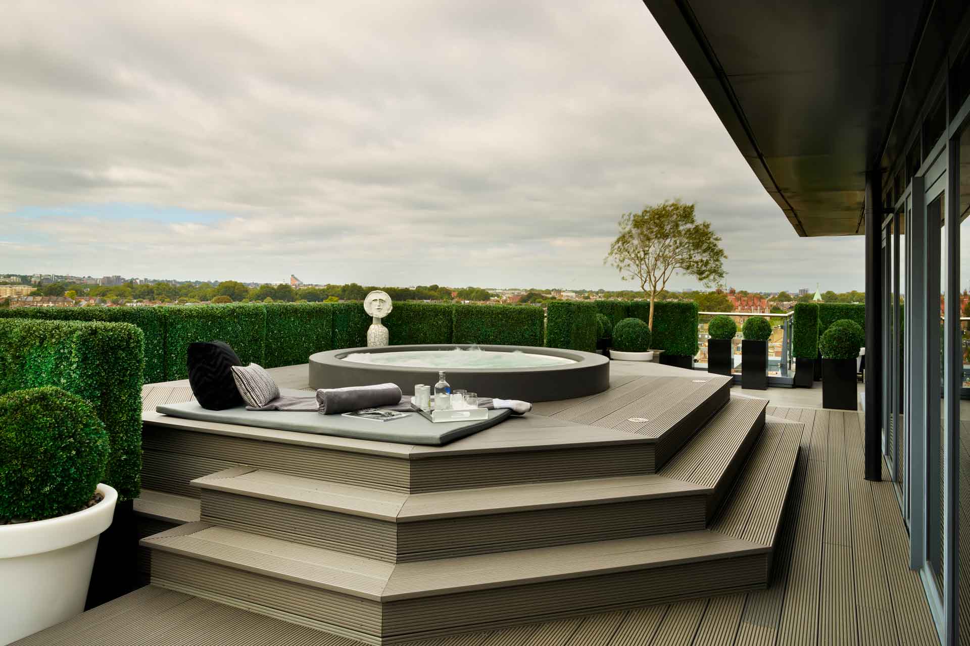 Hot tub on a wraparound terrace at a Chelsea Riverside apartment