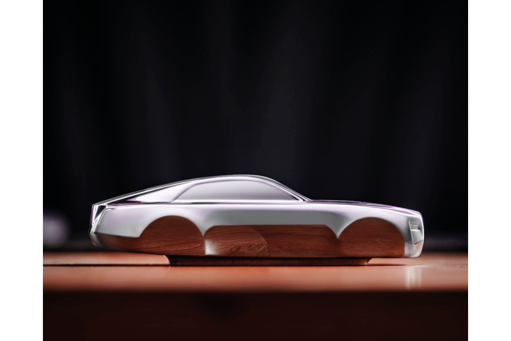 Silver rolls-royce sculpture