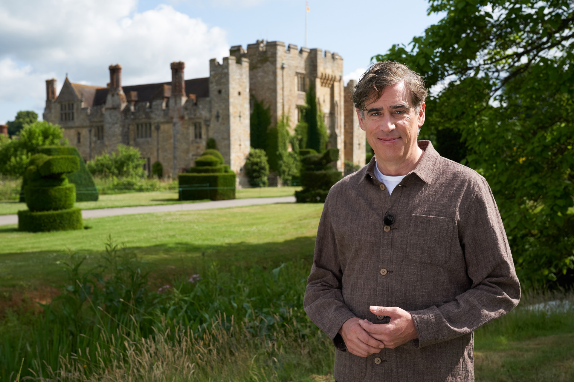 Presenter Stephen Mangan is back with a brand-new series of Landscape Artist of the Year, travelling around the country on the hunt for the nation’s best landscape artist. This year 2000 artists applied and just 48 were selected to take part in six heats. The stunning locations for this year’s competition range from dramatic castles and picturesque harbours to busy urban cityscapes. The artists are working under the watchful eye of judges Kathleen Soriano, Kate Bryan and Tai Shan Schierenberg.