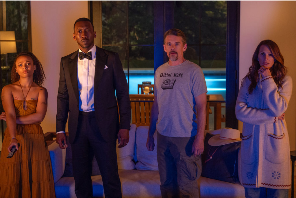 LEAVE THE WORLD BEHIND (2023) Myha’la as Ruth, Mahershala Ali as G.H., Ethan Hawke as Clay and Julia Roberts as Amanda