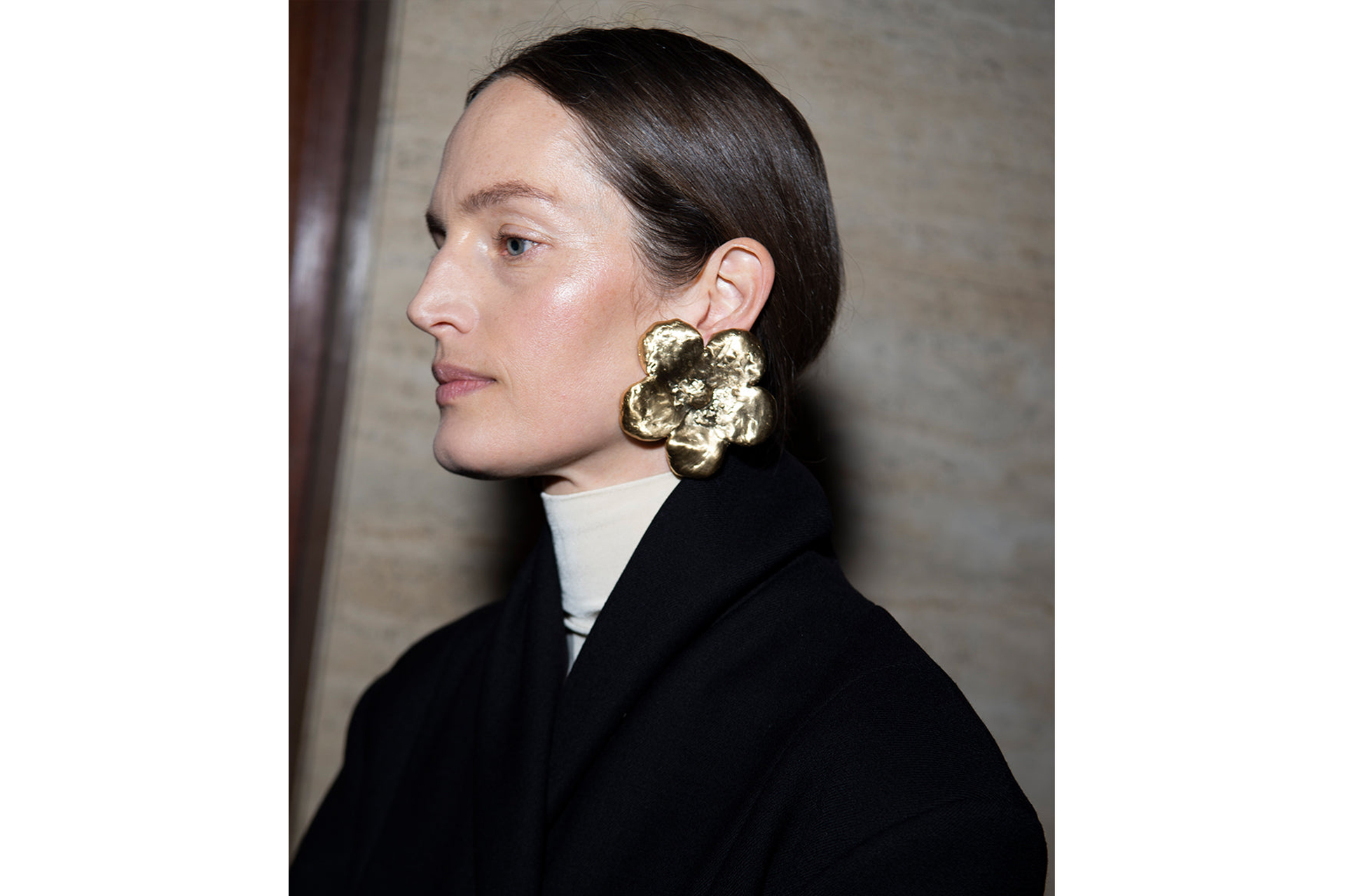 Tove gold flower earrings