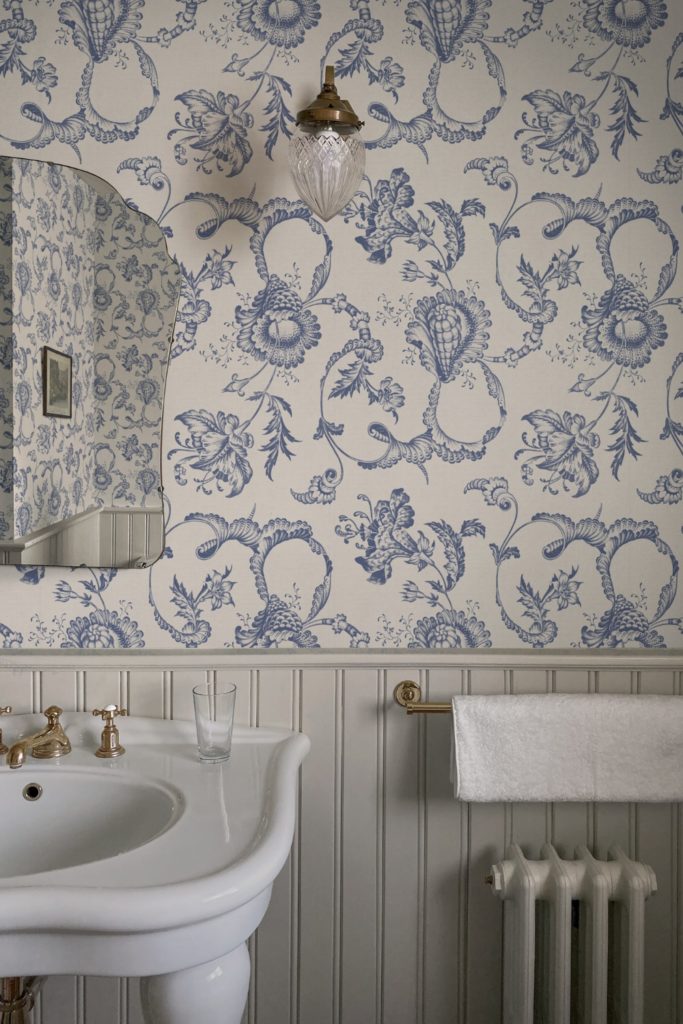 Seaside wallpaper in bathroom