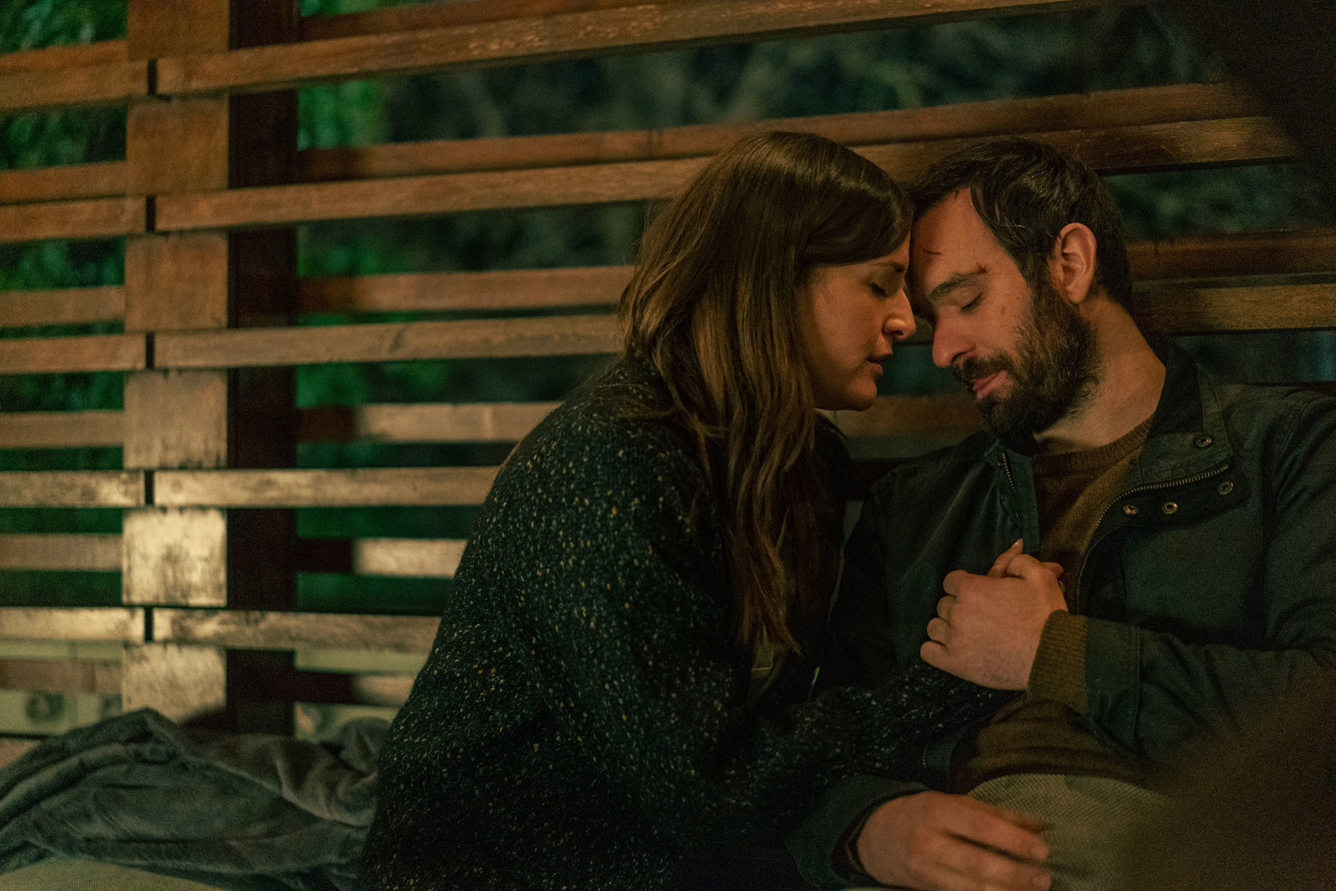 Amanda Kinsella (CLARE DUNNE), Michael Kinsella (CHARLIE COX) in Kin