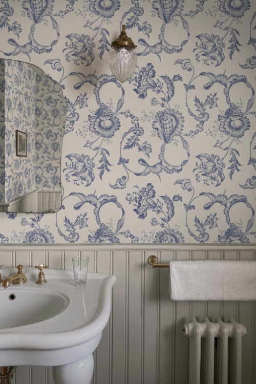 Seaside wallpaper in bathroom