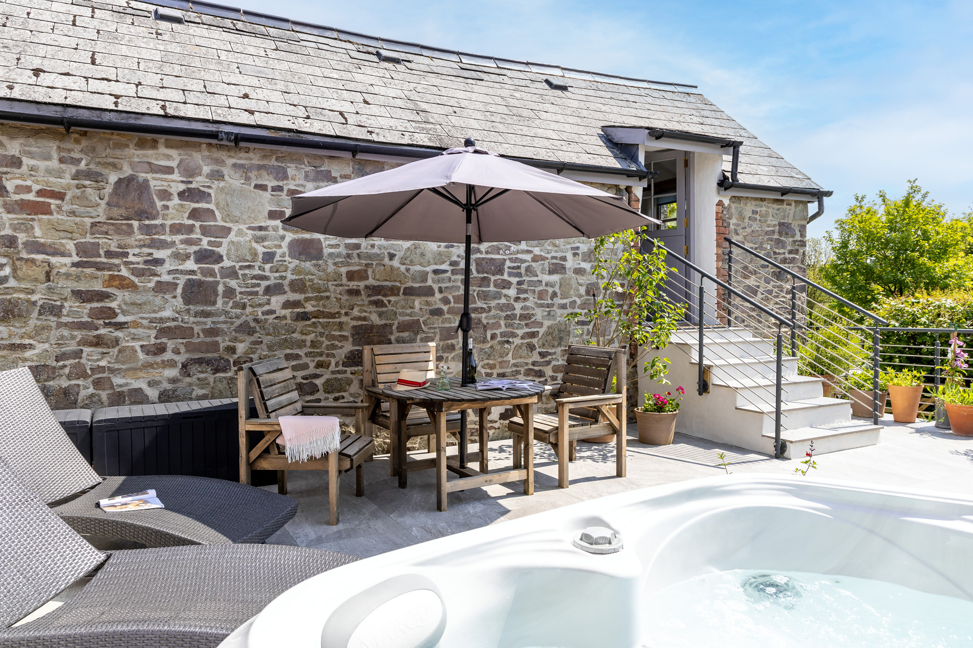 A romantic cottage with a hot tub