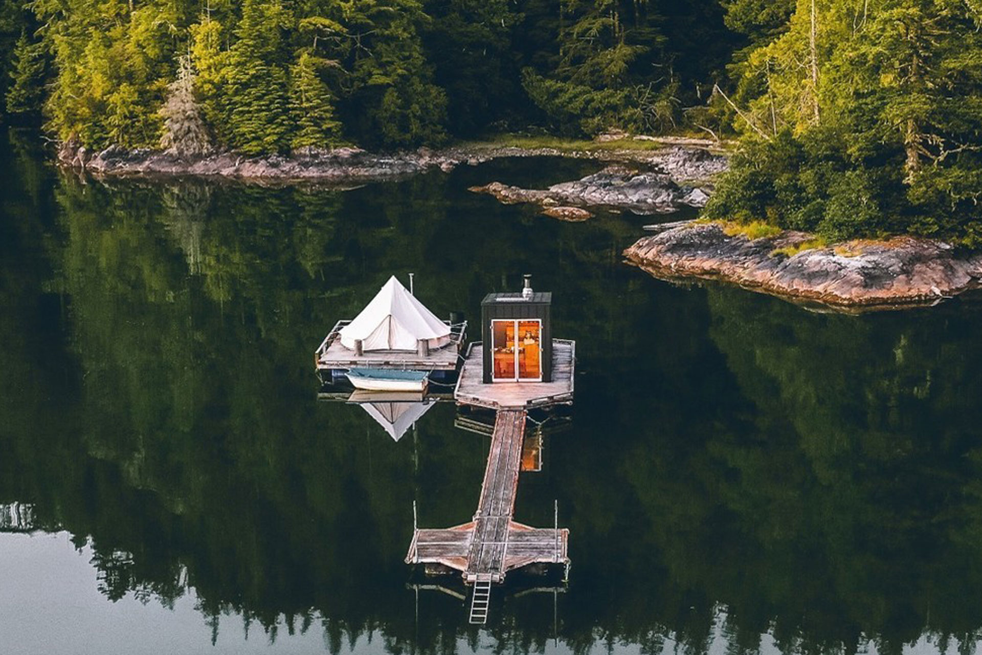 Lagoon floating camp in Tofino