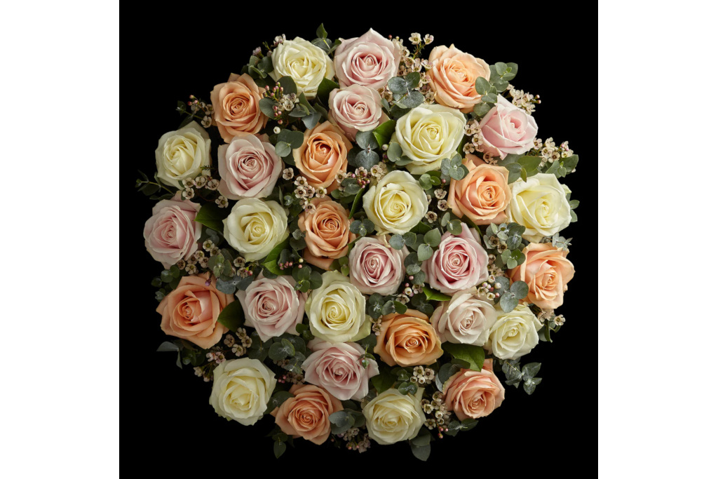 Bouquet of peach coloured roses