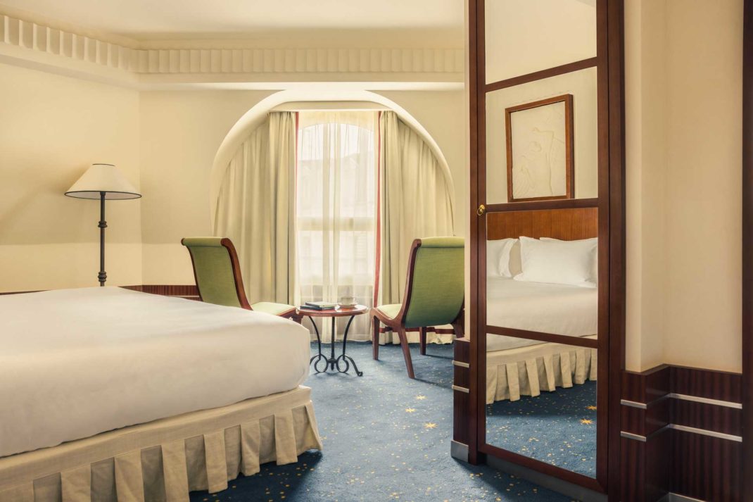 bedroom at Hotel des Grand Voyageurs