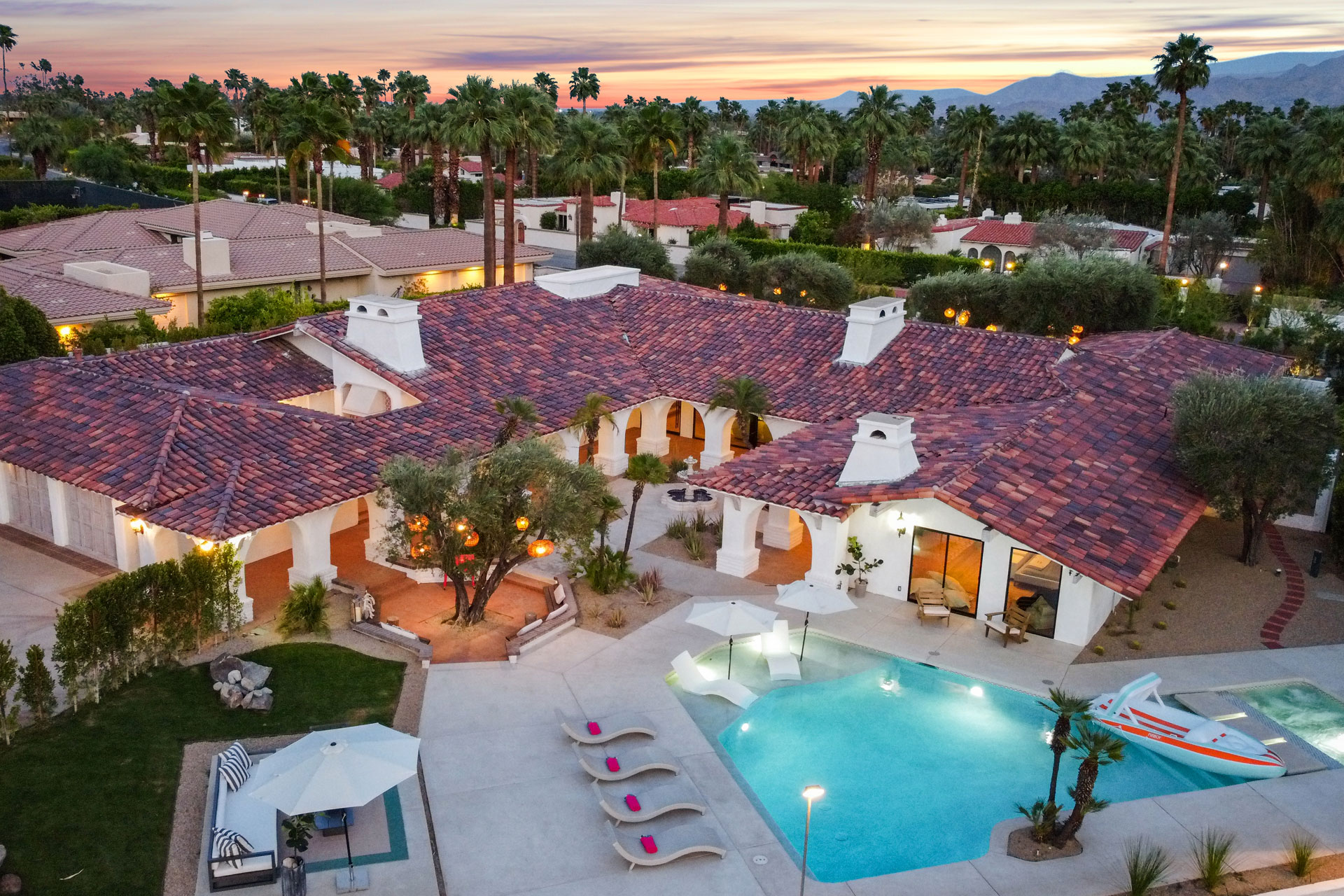 Palm Springs villa with swimming pool and jacuzzi