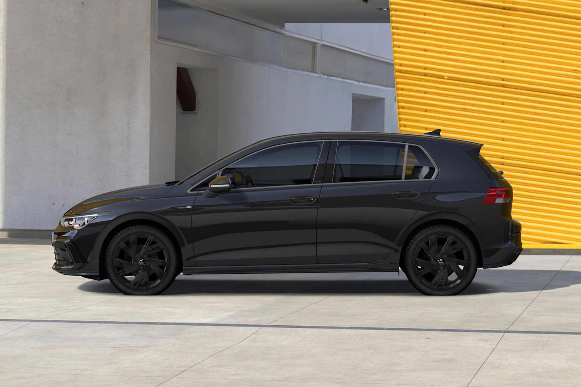 Golf Black Edition, parked in front of a yellow wall.