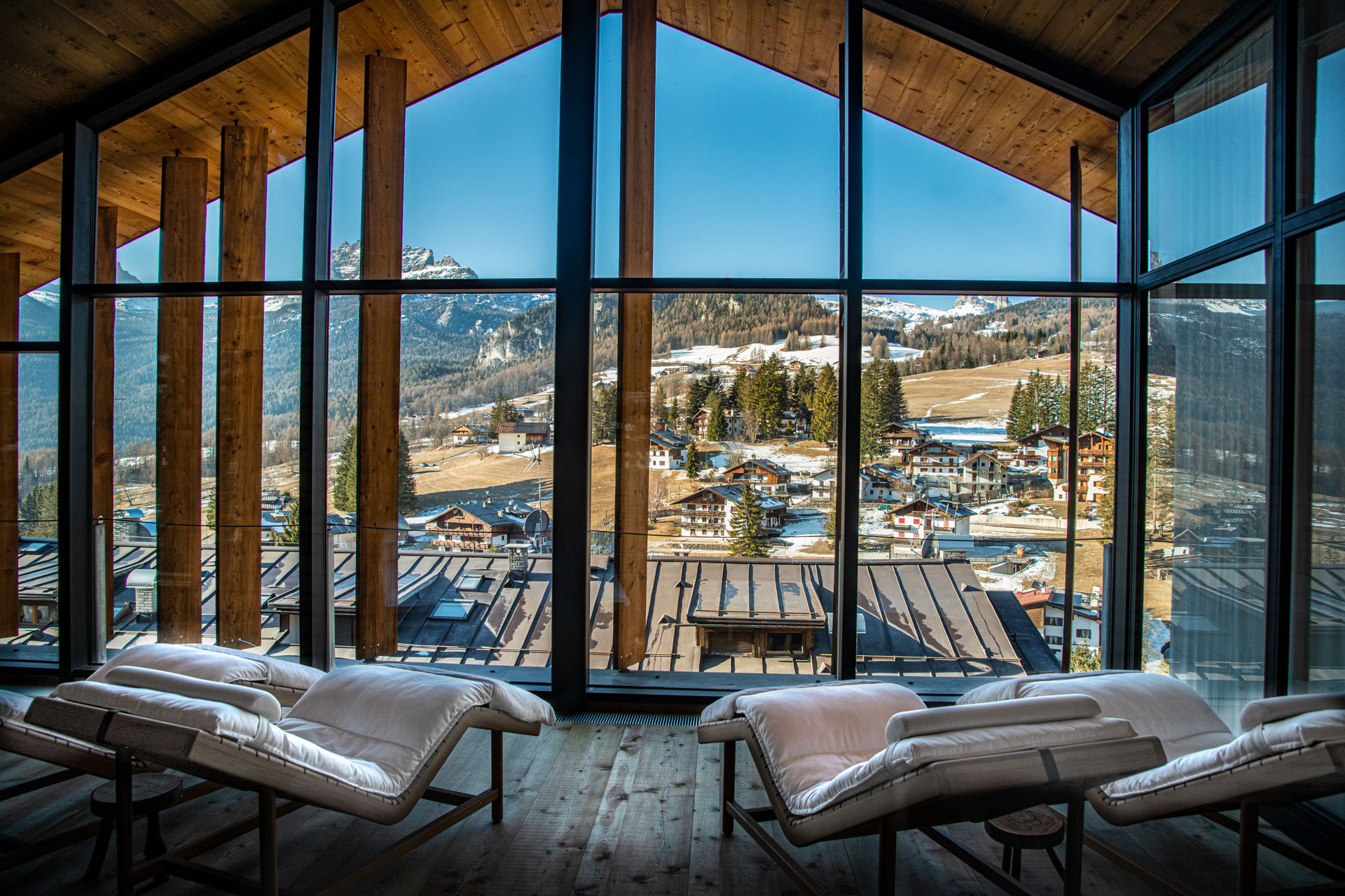 Treatment room with panelled floor-to-ceiling windows overlooking the Dolomites.
