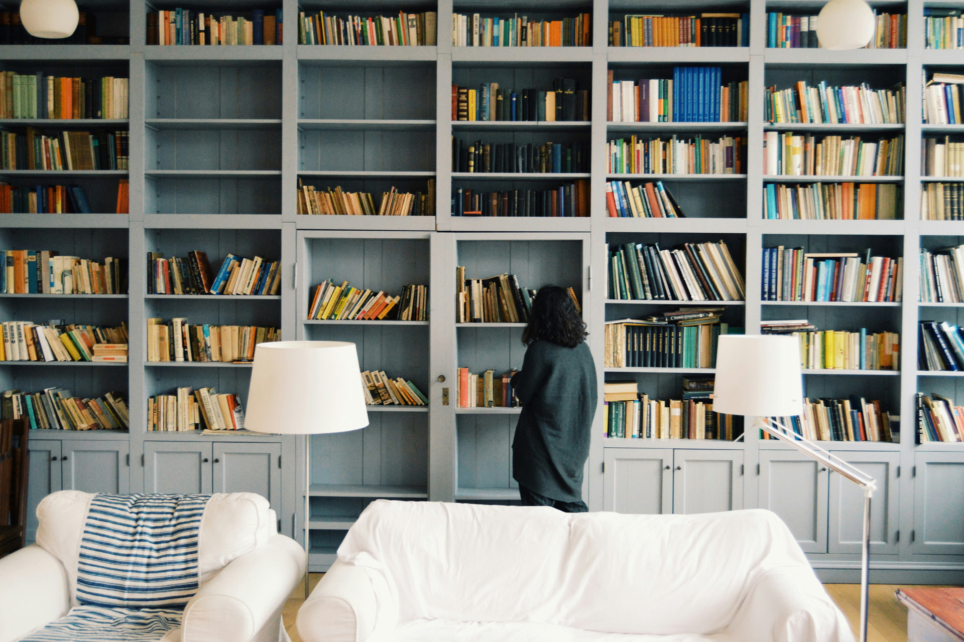 What Is Bookshelf Wealth? (& How To Get The Look)
