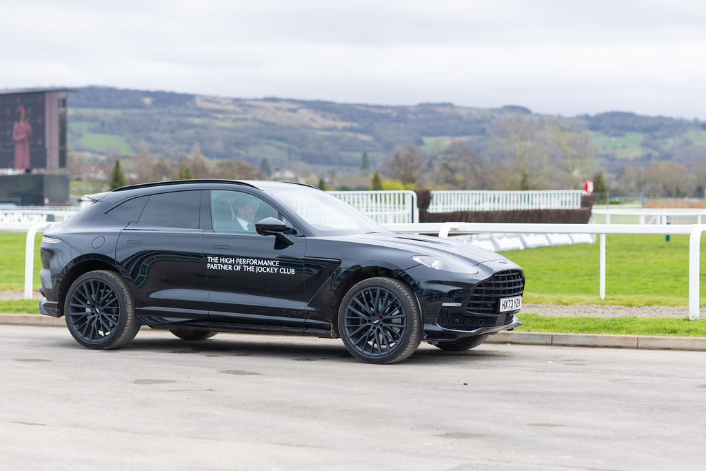 Aston Martin DBX707