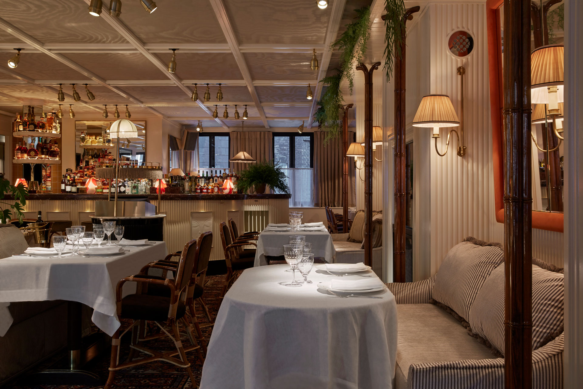 Restaurant with white tablecloths, Tiffany lamps and a marble bar