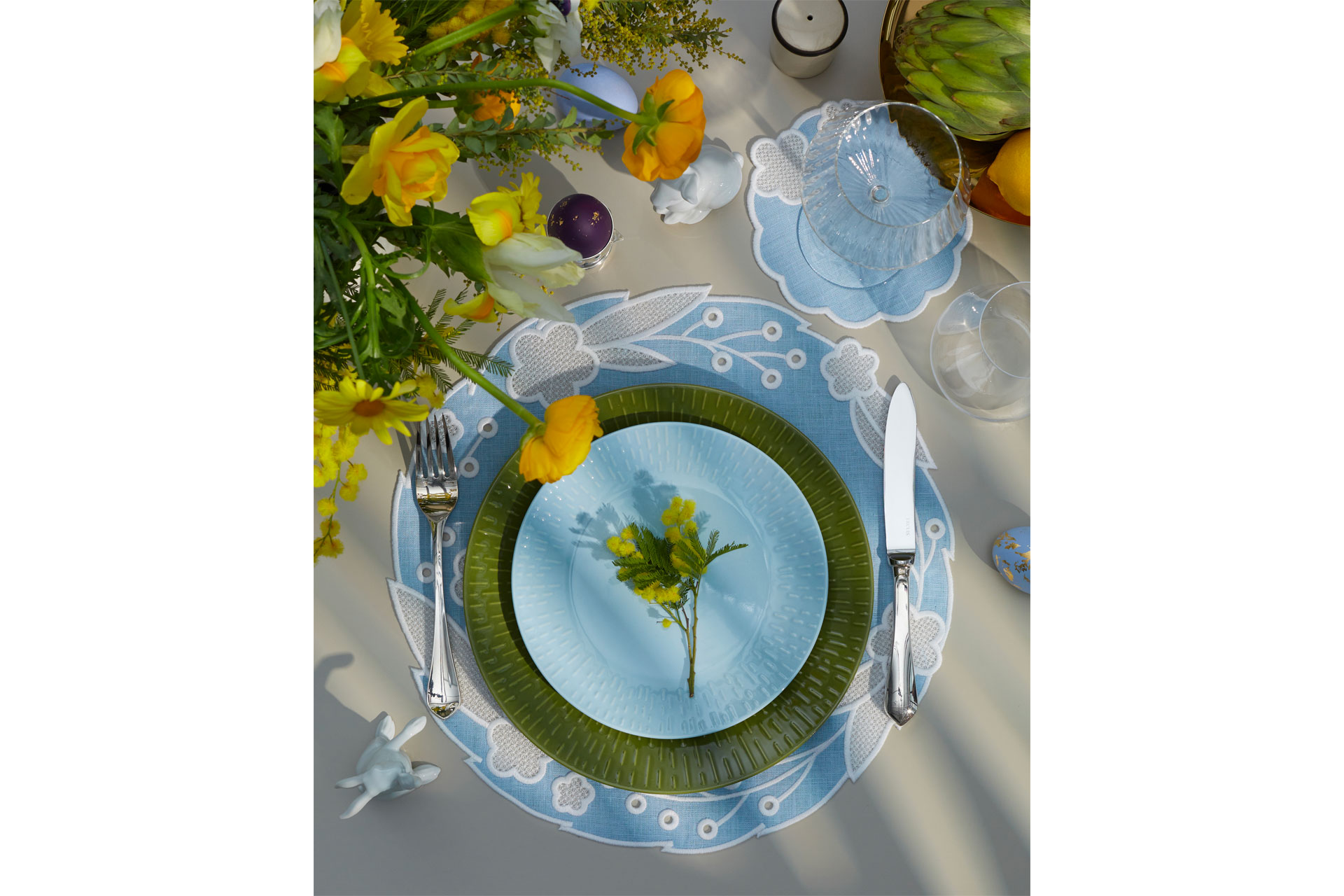 Truffle Bee blue spring tablescape