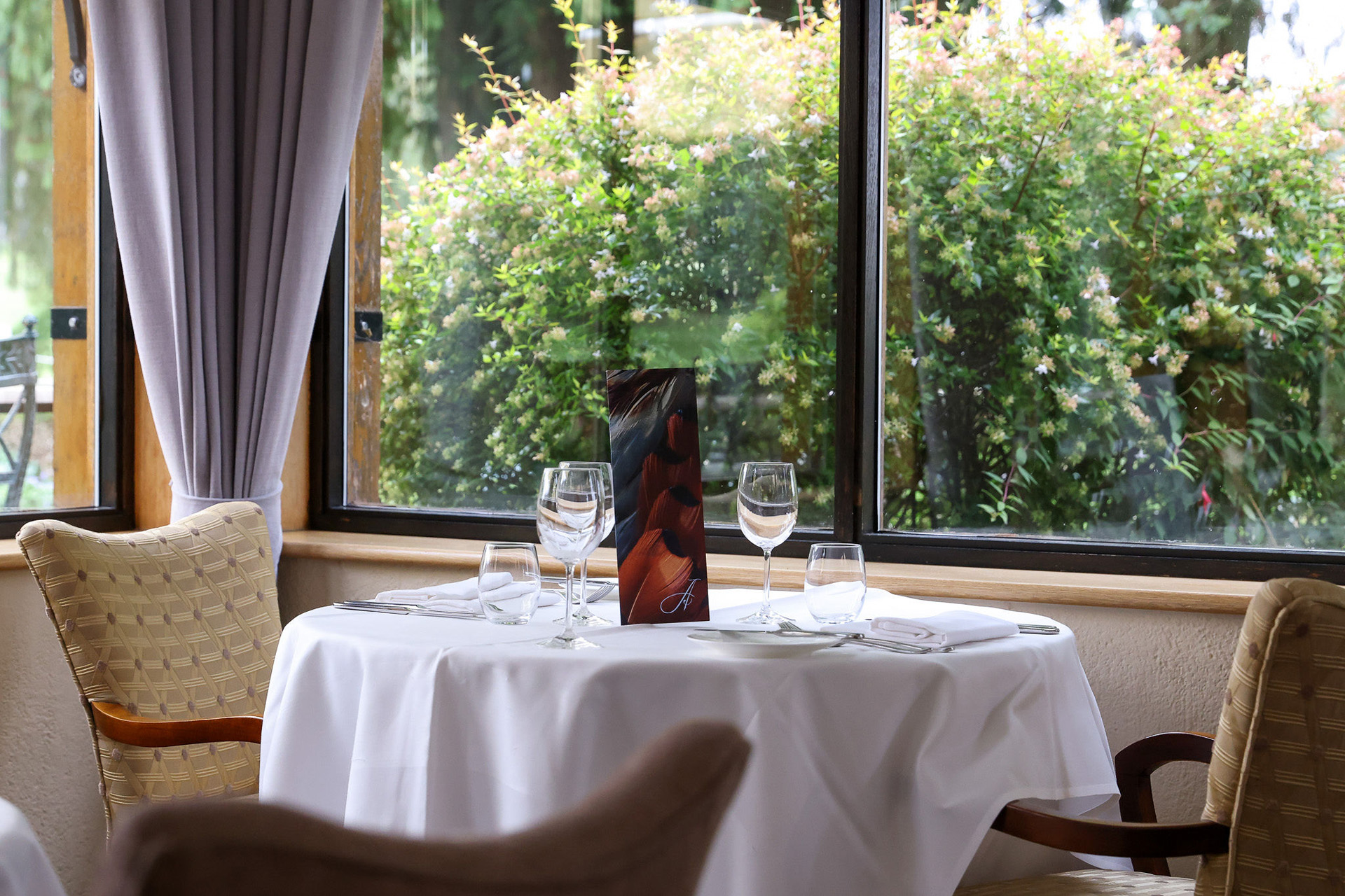 A table set for dinner at Auberge du Lac