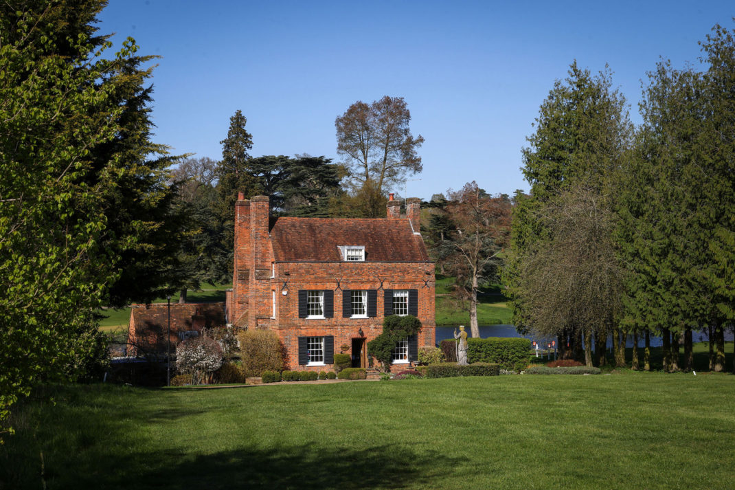 The exterior of Auberge du Lac