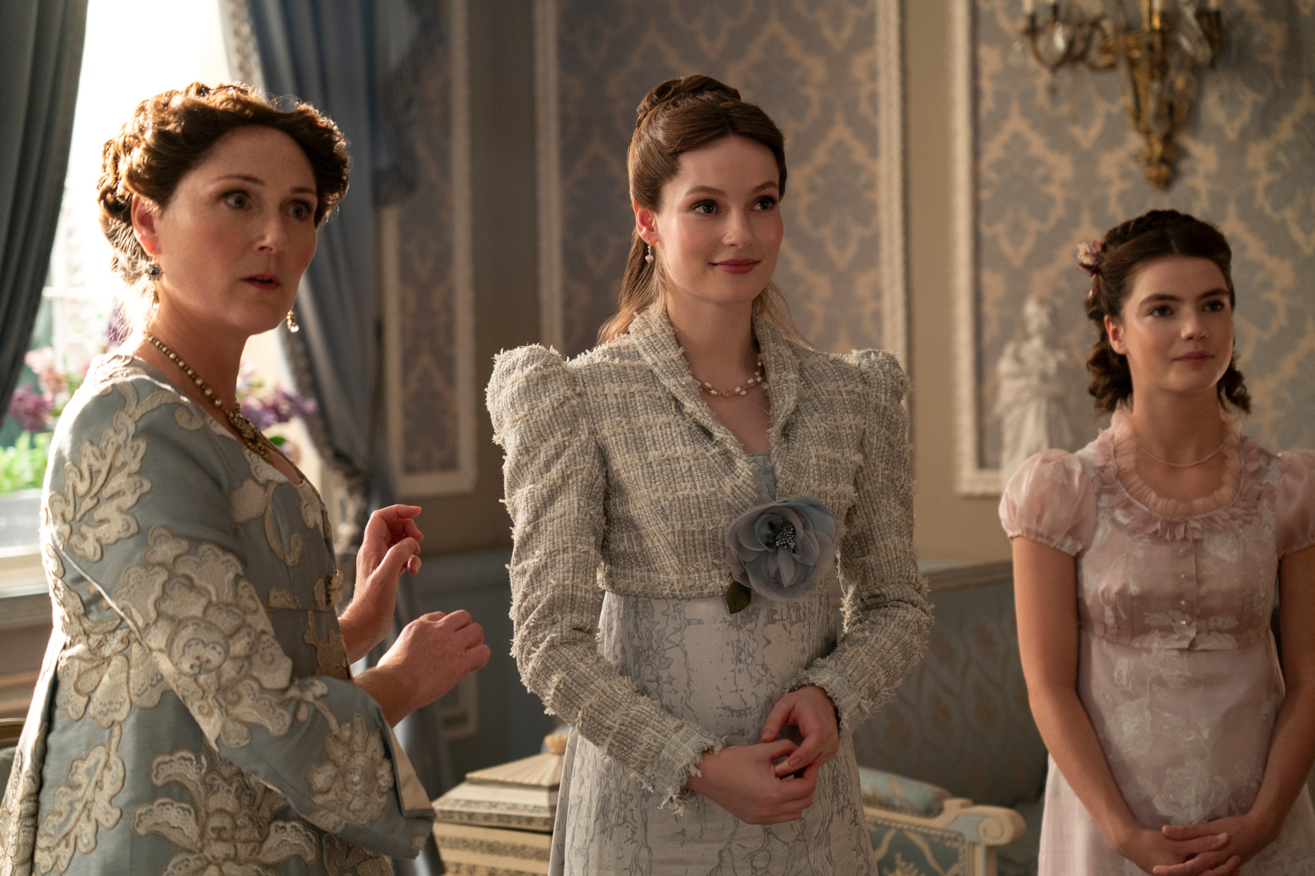 (L to R) Ruth Gemmell as Lady Violet Bridgerton, Hannah Dodd as Francesca Bridgerton, Florence Hunt as Hyacinth Bridgerton in Bridgerton