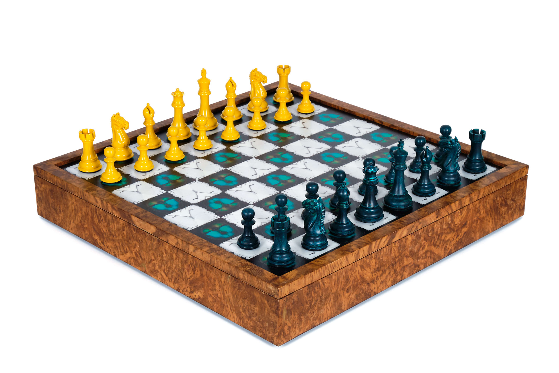 A chess board with yellow and blue pieces