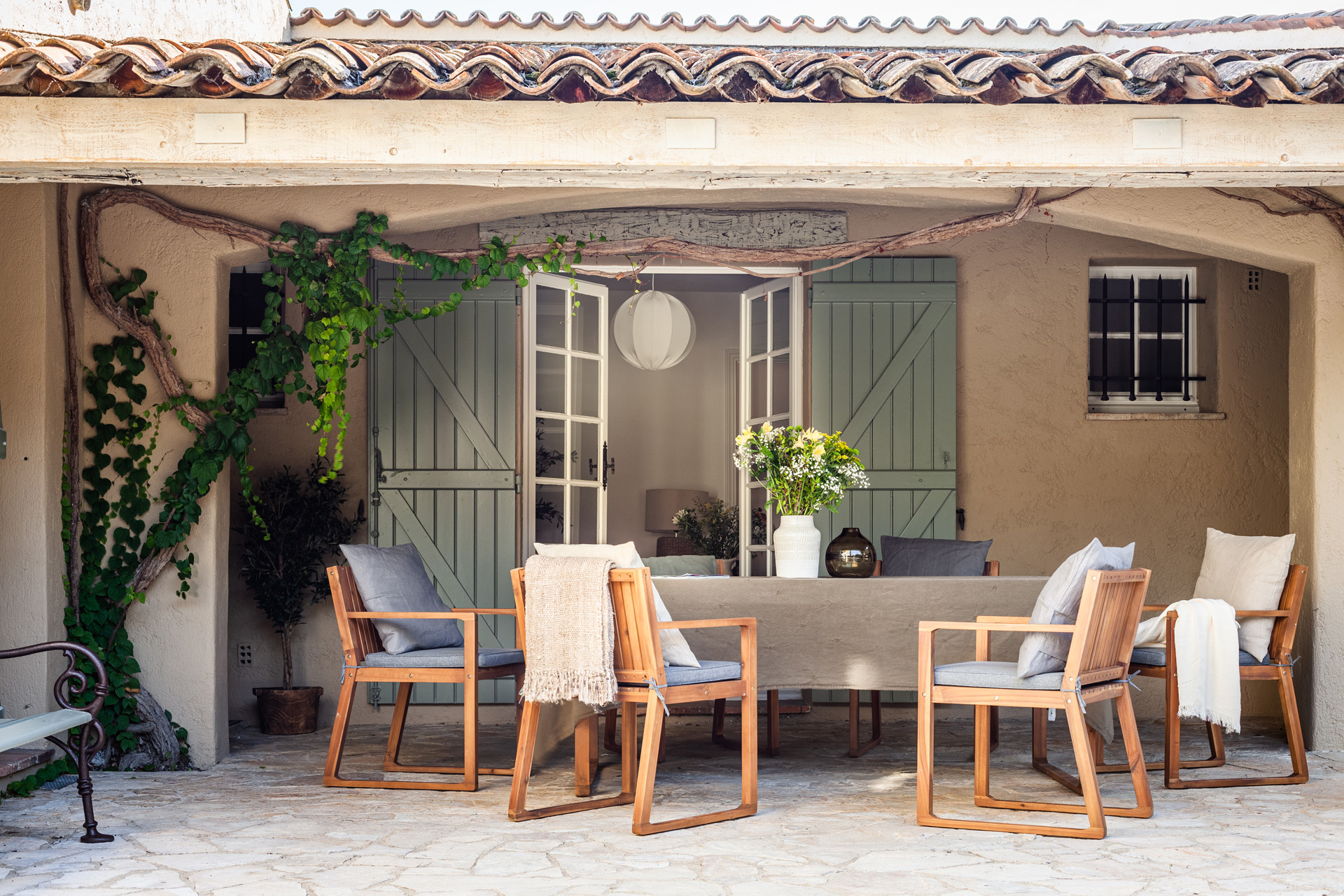Outdoor dining in Provence