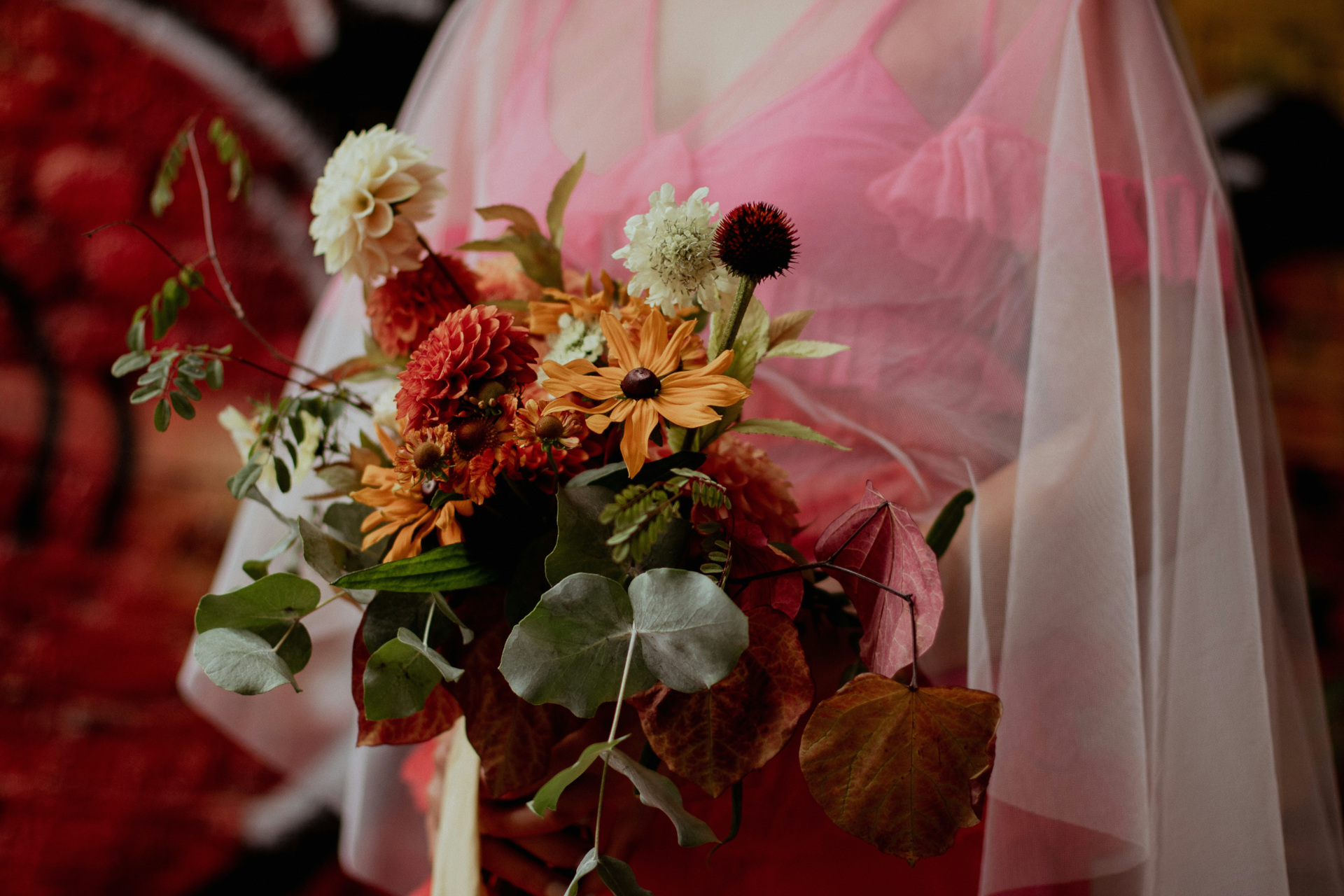 Woman in pink dress holding bouquet | wedding trends 2024/2025